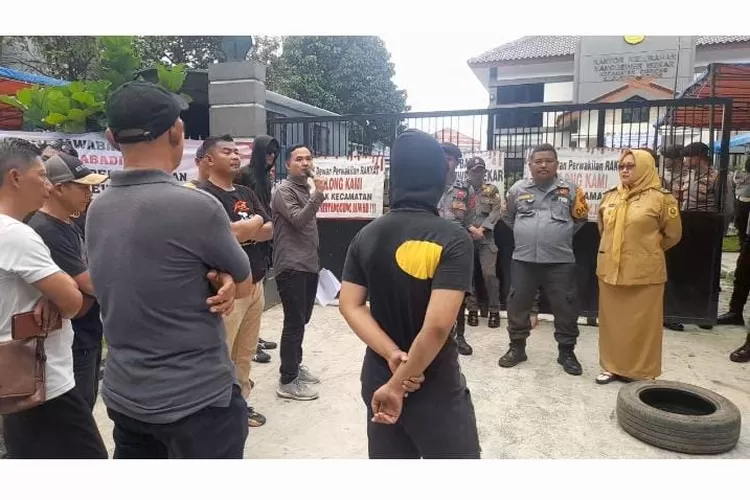 Unjuk Rasa Kantor Kelurahan Nanggewer Mekar (Catatanfakta.com)