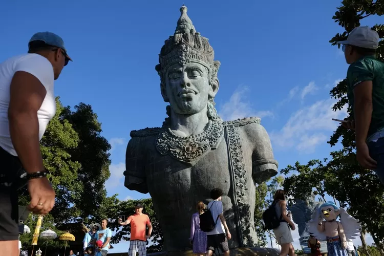 Wisatawan mengamati patung Dewa Wisnu saat berkunjung di Garuda Wisnu Kencana (GWK) Cultural Park, Badung, Bali, Senin (6/5/2024). Pihak pengelola mengatakan pada tanggal 16-19 Mei 2024 objek wisata tersebut ditutup untuk umum karena akan menjadi tempat gala dinner pada acara World Water Forum (Host Photo 10th World Water Forum 2024)