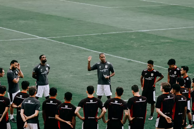 Pelatih Timnas Indonesia Patrick Kluivert saat memimpin sesi latihan di Bali United Training Center (Instagram/@timnasindonesia)
