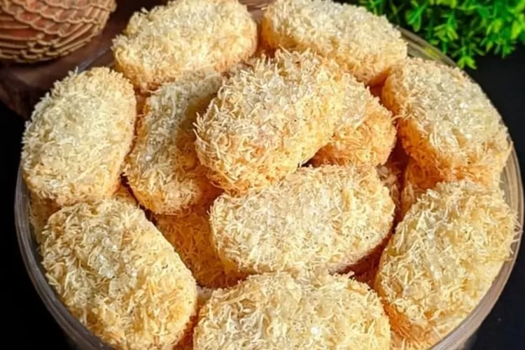 Kue Sagon Tradisional: Potret kue sagon yang renyah dengan tekstur lembut, terbuat dari kelapa parut, tepung ketan, dan gula. Camilan khas nusantara yang penuh kenangan