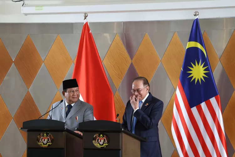 Kelakar Anwar Ibrahim usai Prabowo Subianto diberi gelar Tertinggi dari Raja Malaysia