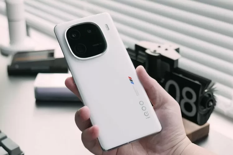 iQOO 13 (Gizmochina)