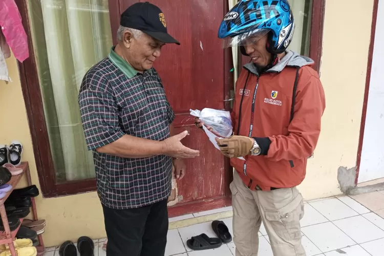 Potret kurir SIASRI RSUD Kotamobagu saat mengantarkan obat ke pasien