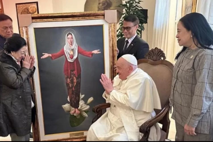 Megawati Soekarnoputri berikan lukisan Bunda Maria Berkebaya kepada Paus Fransiskus. (Instagram.com/pdiperjuangan)
