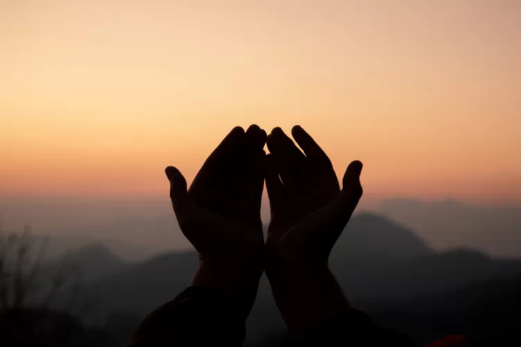 Ilustrasi Doa Saat Gerhana Matahari Sebagian Hari Ini 21 September 2025 (Freepik.com)