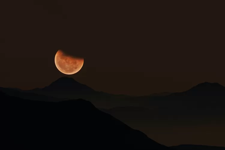 Ilustrasi malam 1 Suro. ((Unsplash.com/Mufid Majnun))