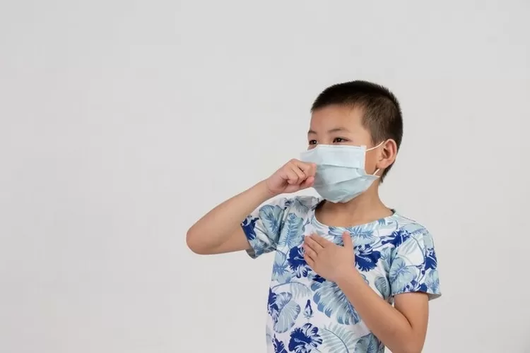 Reconnaître les symptômes de la pneumonie infantile, commençant généralement par de la fièvre, de la toux ou du rhume