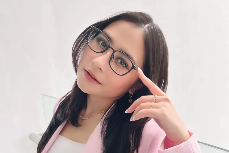 Prilly Latuconsina (@prillylatuconsina96)