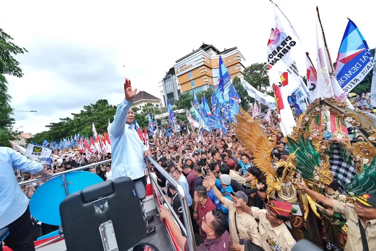 Prabowo Tiba di Semarang untuk Mengikuti Kirab Kebangsaan, Disambut Meriah oleh Ratusan Ribu Warga