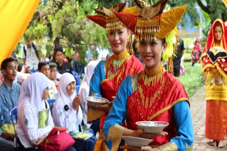 Sudah Tahu Belum Ini Sejarah Tari Piring Berikut Dengan Beragam Makna Dari Setiap Gerakannya