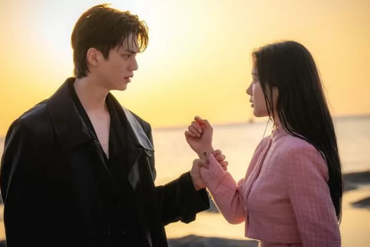 Song Kang sebagai Jung Gu Won dan Kim Yoo Jung sebagai Do Do Hee di My Demon