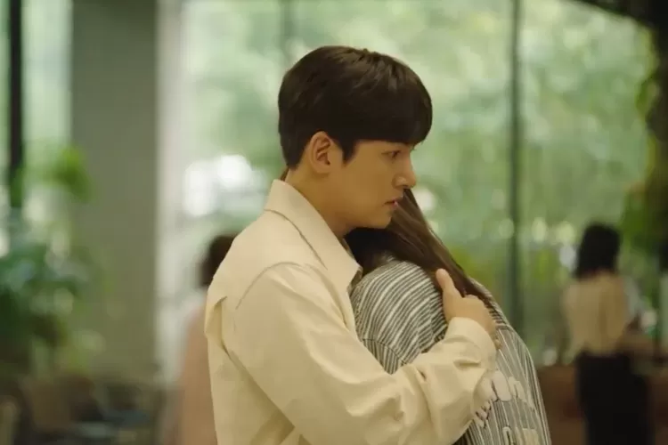 Yong Pil tenangkan Sam Dal di Welcome to Samdalri episode 6 