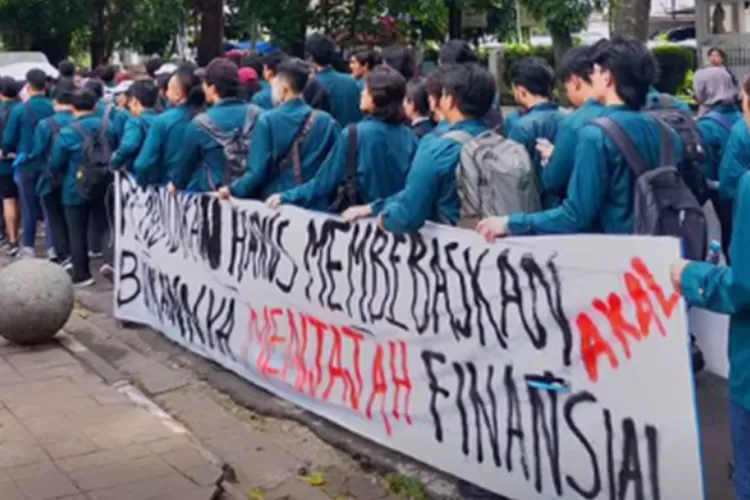 Mahasiswa Itb Gelar Aksi Unjuk Rasa Tolak Bayar Ukt Pakai Skema Pinjol Rektor Malah Ke Luar