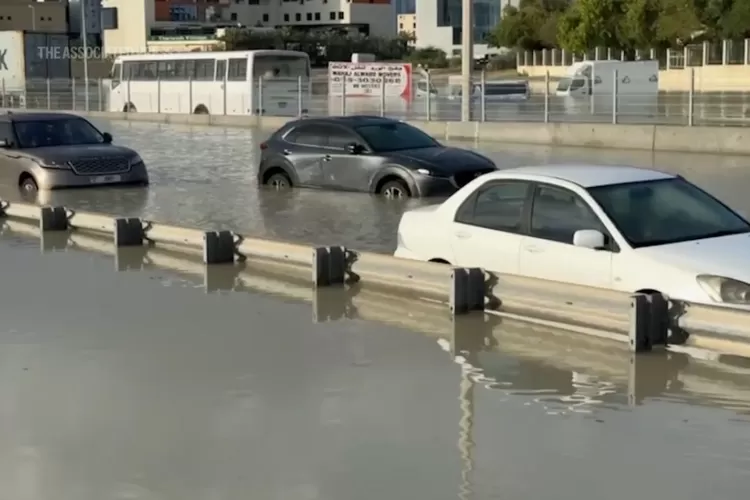 Penampakan banjir di Dubai. (Kanal Youtube Associated Press)