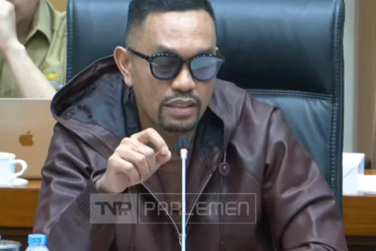 Dugaan kongkalikong di balik vonis bebas Ronald Tannur dalam kasus penganiayaan Dini Sera hingga tewas, menurut Ahmad Sahroni. (YouTube Parlemen TV / HukamaNews.com)