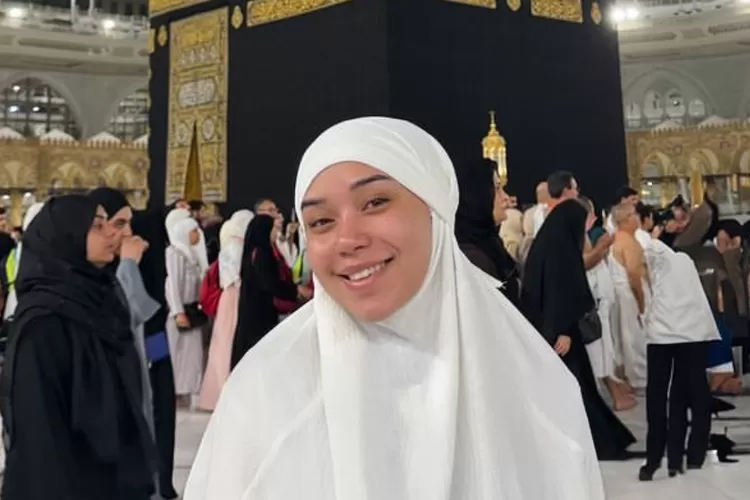 Selebgram Lula Lahfah ketahuan pakai rokok elektrik saat umrah, memicu reaksi netizen. (Instagram @lulalahfah)