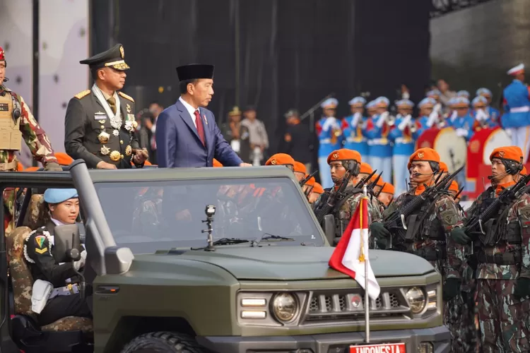Presiden Jokowi didamping Panglima TNI Jenderal TNI Agus Subiyanto memeriksa pasukan dalam rangka peringatan HUT ke-79 TNI.