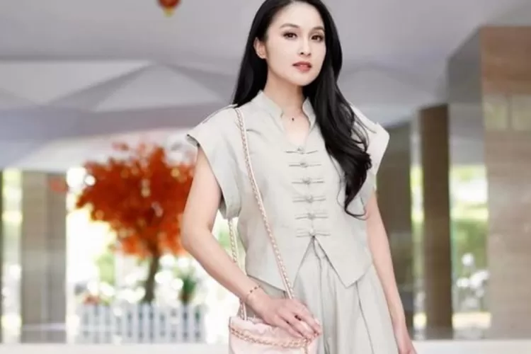 Sandra Dewi perintahkan asisten tarik uang saat suami jadi tersangka korupsi. (Instagram @mbymischa / HukamaNews.com)