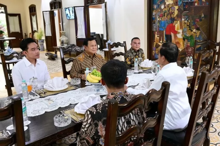 Jokowi, Prabowo, dan Gibran bertemu di Solo. Apakah ini diskusi santai atau strategi politik masa depan Indonesia?