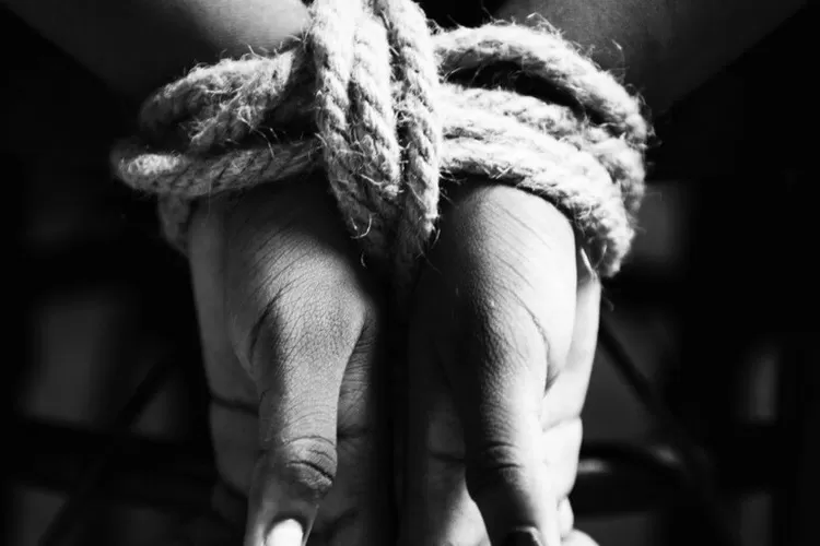 Ilustrasi penangkapan pelaku pesta sesama jenis di hotel. (Foto: Freepik)