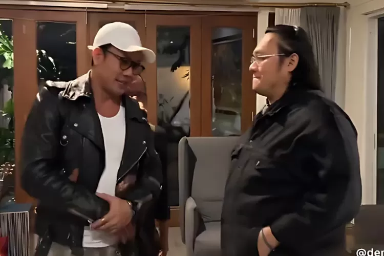 Denny Sumargo dan Farhat Abbas terlibat sengketa panas soal donasi Agus Salim. Siapa yang benar dalam drama ini? Simak selengkapnya! (TikTok @dennysumargoreal / HukamaNews.com)