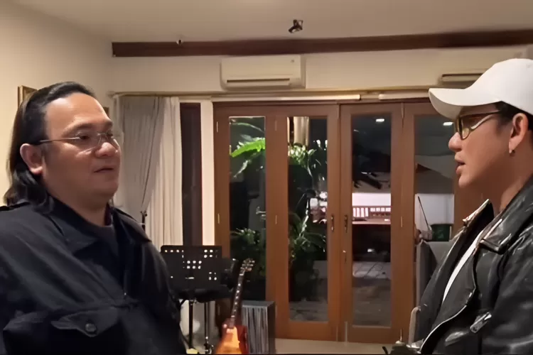 Potret Saat Denny Sumargo mendatangi kediaman Farhat Abbas (Foto: Instagram/@berita_gosip)