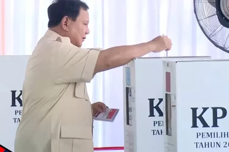 Prabowo masukkan surat suara di TPS 08 Desa Bojongkoneng, Babakanmadang, Kabupaten Bogor pada Rabu, 27 November 2024. (YouTube Kompas TV)