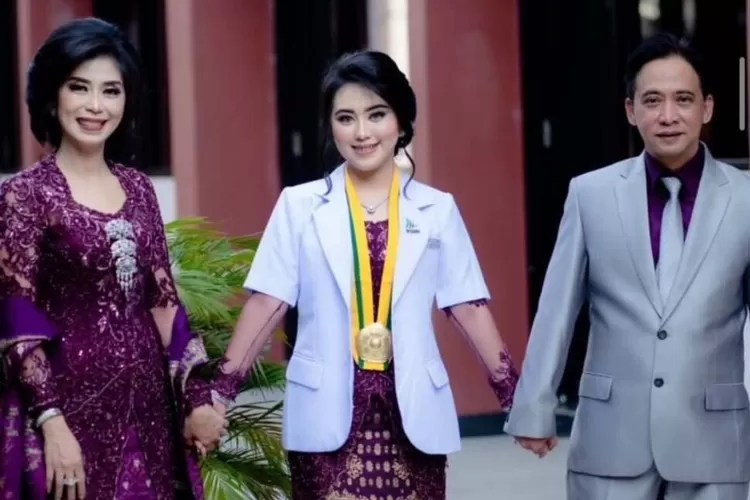 Potret Lady Aurellia dan Kedua Orang Tuanya, Sri Meilina dan Dedy Mandarsyah. (Tangkap layar X @PartaiSocmed.)