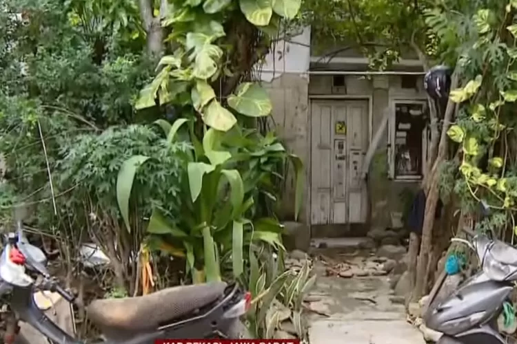 Rumah bagian depan pelaku penusukan Sandy Permana (YouTube tvOne News)