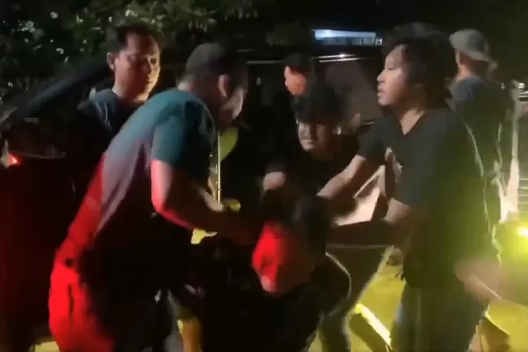 Potret penangkapan pelaku mutilasi wanita dalam koper merah di Ngawi.  (x.com/dhemit_is_back)
