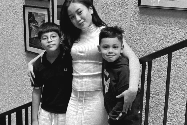 Lolly mulai berjualan di live tiktok bantu sang ibu (Instagram @nikitamirzanimawardi_172)