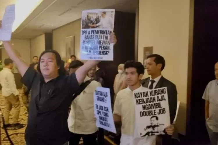Aksi aktivis KontraS tolak RUU TNI di Hotel Fairmont Jakarta. (Foto/X @KontraS.)