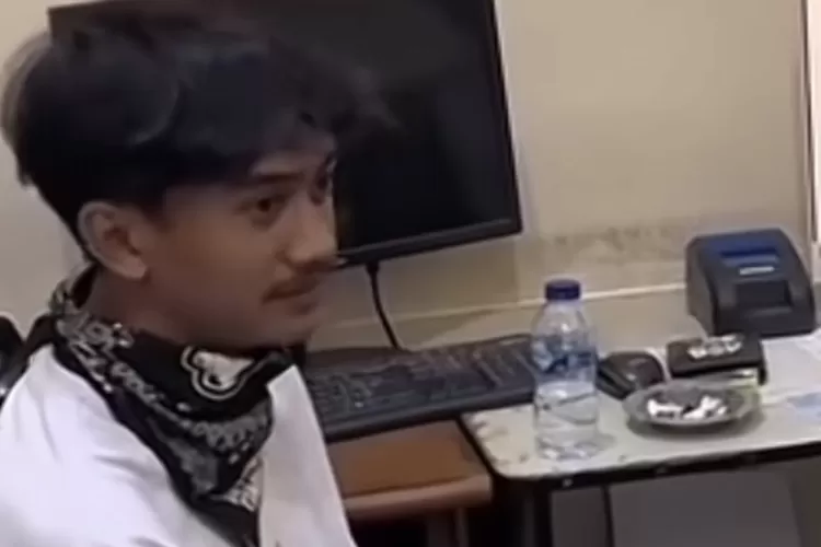 Salah satu oknum Bobotoh Persib yang berhasil ditangkap usai merusak fasilitas Stadion GBLA. (TikTok @medsoszone)