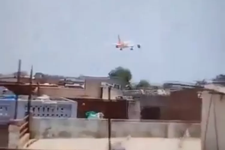 Detik-detik Pesawat Maskapai Air India jatuh (X @Mdy_Asmara1701)