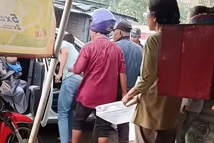Momen belasan opang paksa turun ibu dan bayi dari taksi online di area Stasiun Tigaraksa. (TikTok @mk_official.id)
