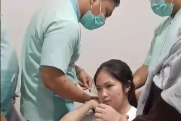 Seorang wanita yang menjadi korban usai tertancap busur panah (Instagram/ @mksinfo.official)
