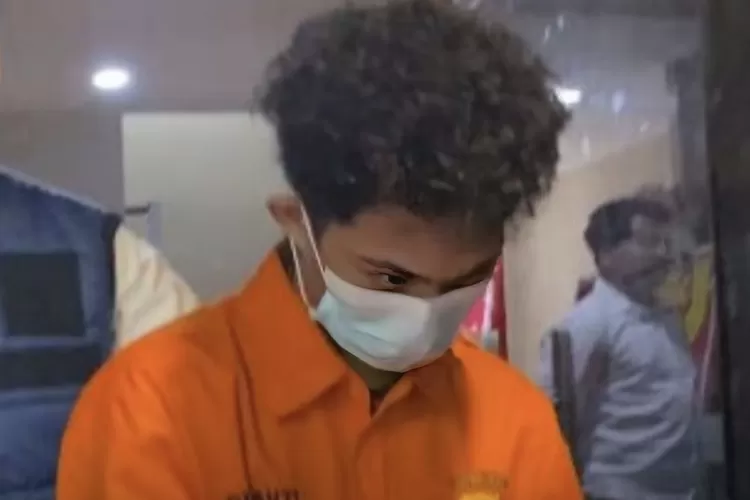 Sosok WFT terduga hacker Bjorka yang ditangkap polisi. (X @pade.sasak)