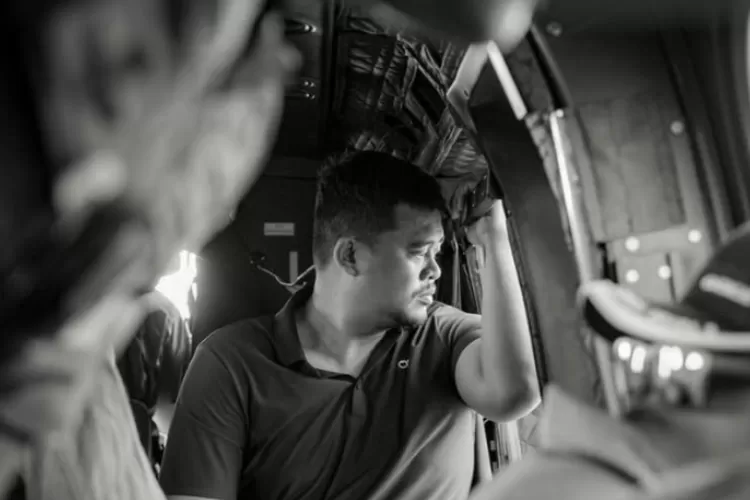 Bobby Nasution panen kritik usai lempar sembako dari helikopter untuk korban bencana alam, netizen soroti begini (Instagram/ @bobbynst)