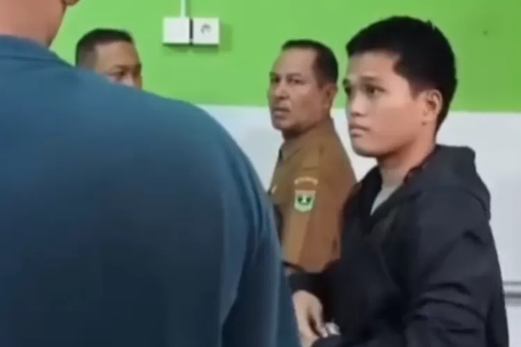 Oknum ASN digerebek usai berduaan di sebuah kamar mandi masjid di Padang. (TikTok/ @trenseter.id)