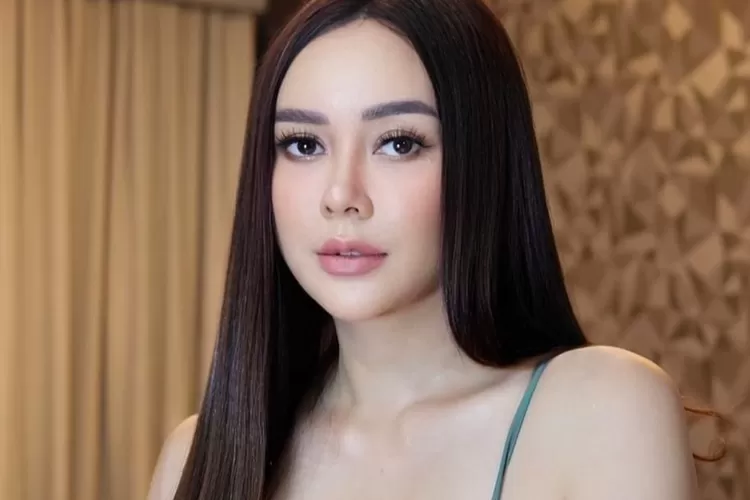 Aura Kasih disorot netizen usai diisukan jadi simpanan Ridwan Kamil, warganet menilai bucin (Instagram @aurakasih)