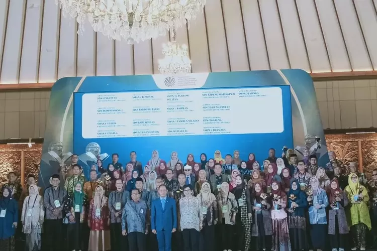 Empat sekolah di Ciamis meraih Adiwiyata Mandiri dan Nasional 2025, menegaskan komitmen daerah pada pendidikan ramah lingkungan.