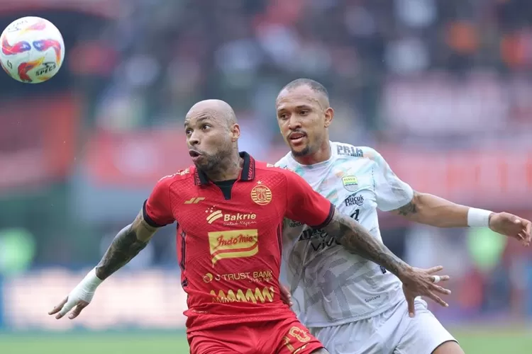 duel duo gustavo saat laga panas Persija melawan Persib di Stadion Patriot Candrabhaga, Bekasi (Han Murdoko)