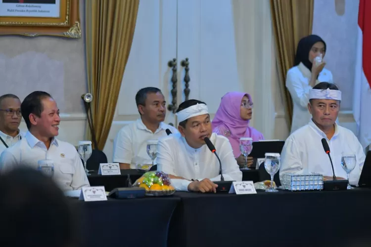 Gubernur Dedi Mulyadi usai mengikuti Rapat Pembahasan Penanganan Sampah Terintegrasi Wilayah Jawa Barat, di kantor Bupati Cianjur, Kabupaten Cianjur, Sabtu (9/8/2025).
