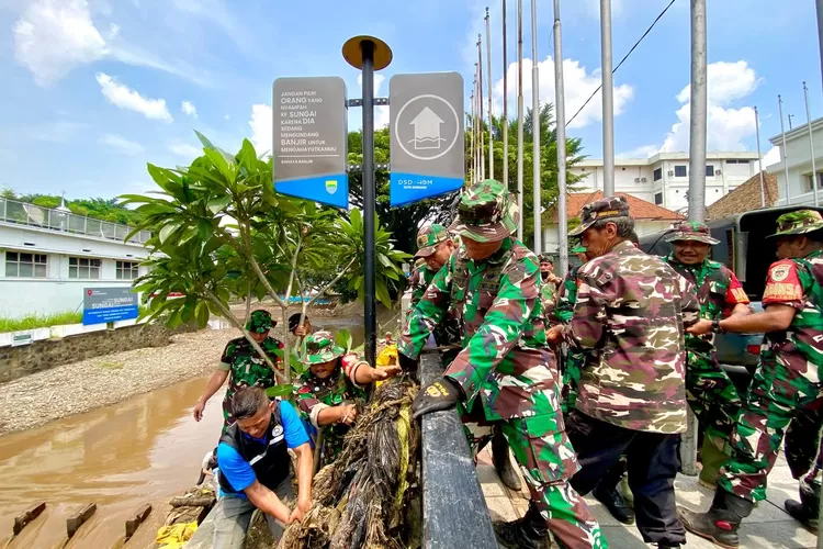 Kodim 0618/BS Bersama Stakeholder Lain Bebersih Selokan Hingga Sungai ...