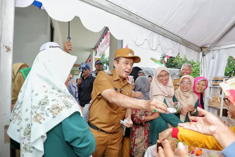 Wakil Walikota Bandung, Erwin, yang meninjau langsung bazar murah menyebut kegiatan ini bukan hanya membantu warga mendapatkan harga lebih murah, tetapi juga sebagai strategi Pemkot Bandung menjaga ketersediaan pangan.