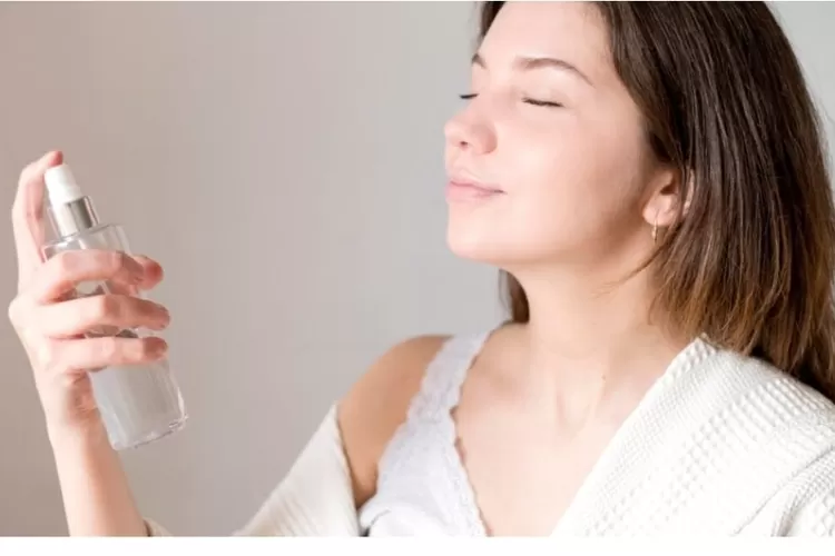 Foto ilustrasi seseorang yang menggunakan setting spray setelah makeup. (Freepik/freepik)