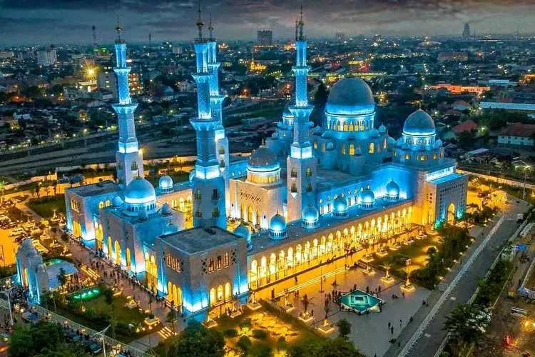 Wisata Religi Masjid Raya Sheikh Zayed Kota Solo, Replika Grand Mosque ...