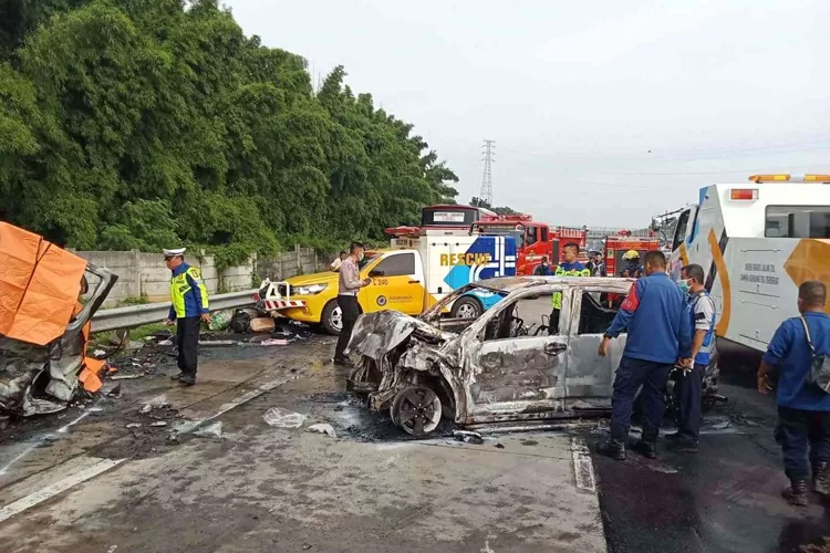 Suasana paska kecelakaan maut di Tol Cikampek kilometer 58.500 jalur B dari arah Cirebon menuju Jakarta, Senin (8/4/2024). (Fot/Damkar)