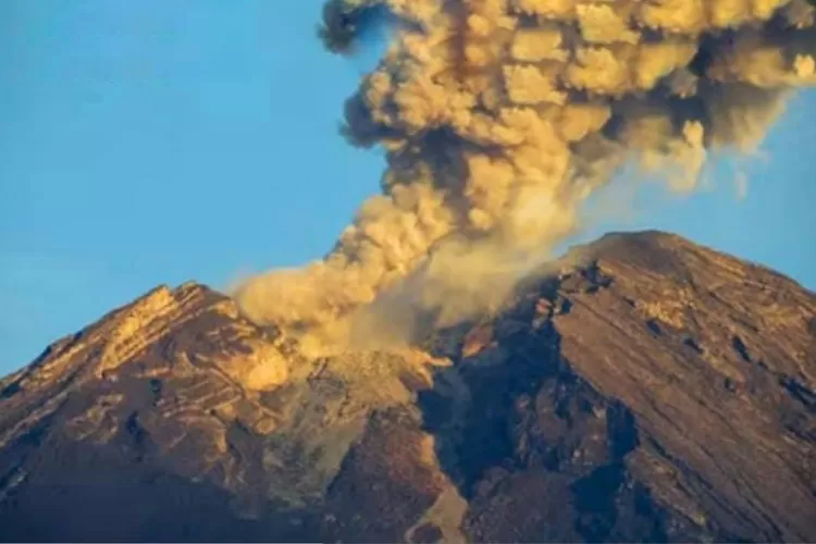 Gunung Semeru Kembali Erupsi, Keluarkan Abu Dengan Tinggi Kolom Hingga ...