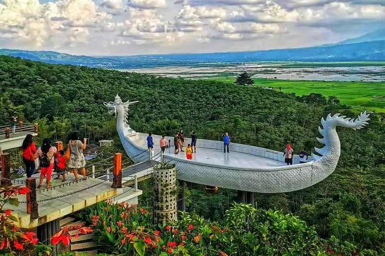 Spot foto iconic perahu naga di wisata Eling Bening, Semarang Jawa Tengah. (Fot/@gmk_eyes)